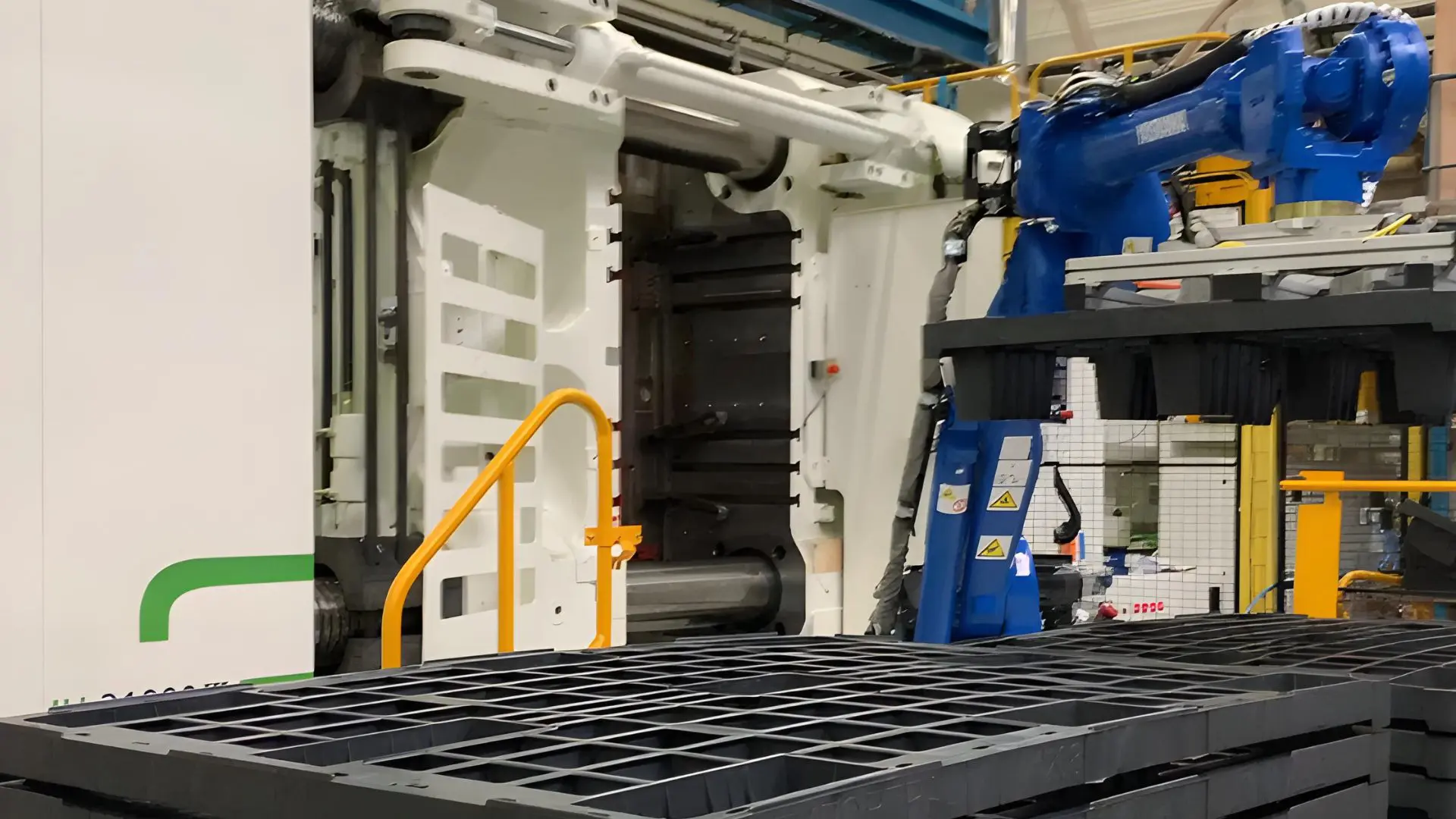 Robot and injection molding machine