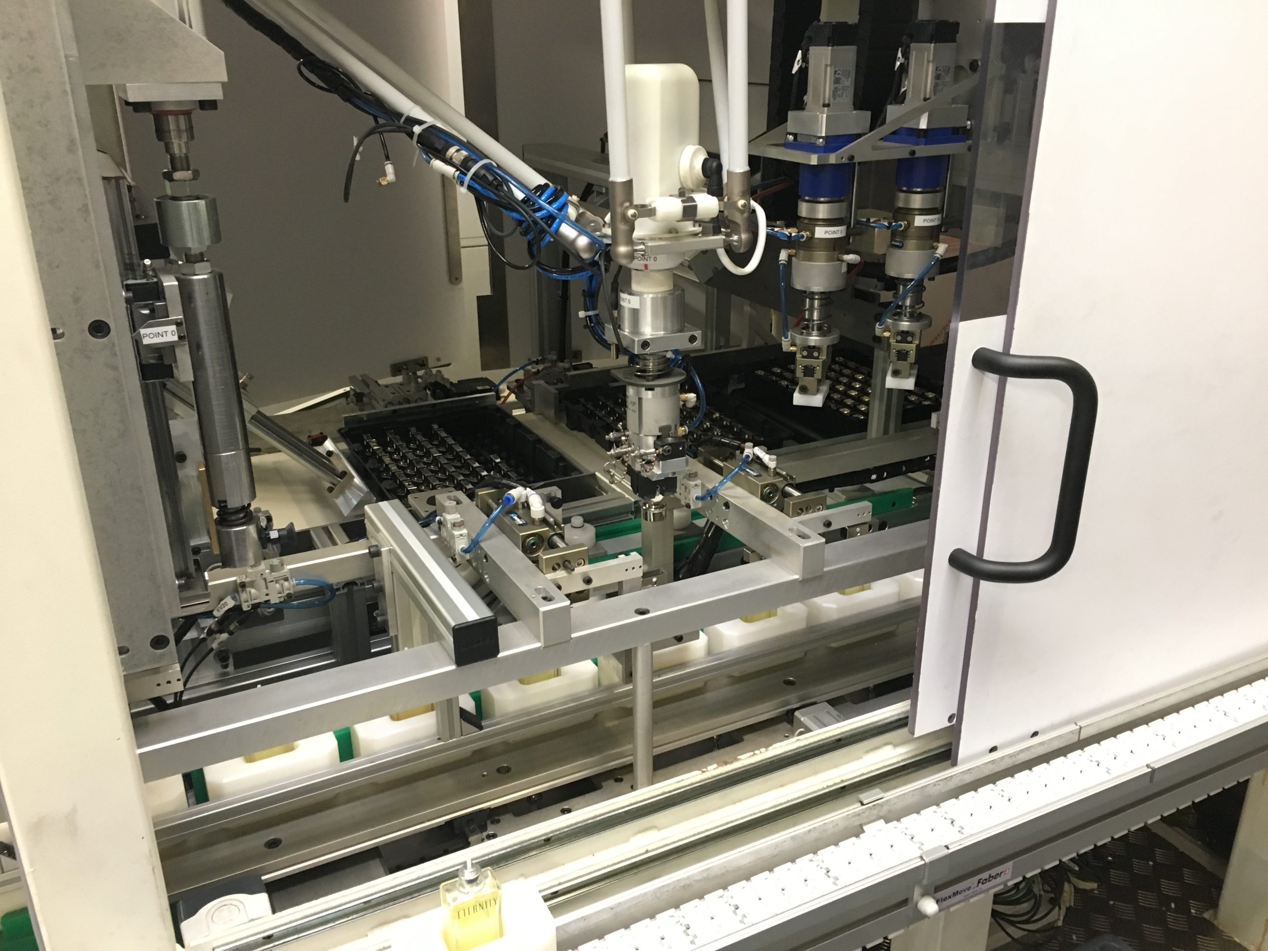Dépacker robotisé de coiffes – conception de machine spéciale CIM Atlantique Dépacker robotisé de coiffes - conception de machine spéciale CIM Atlantique