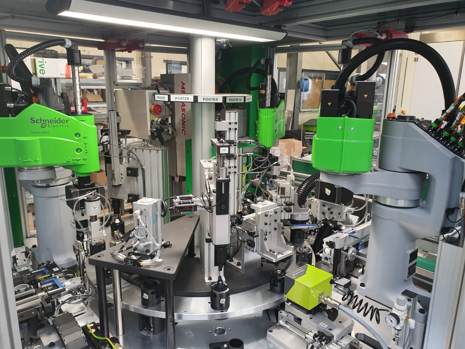 Conception de machines spéciales industrielles sur mesure 2 Machine spéciale d'assemblage multi-postes à servomoteurs Schneider Electric conçue par CIM Atlantique