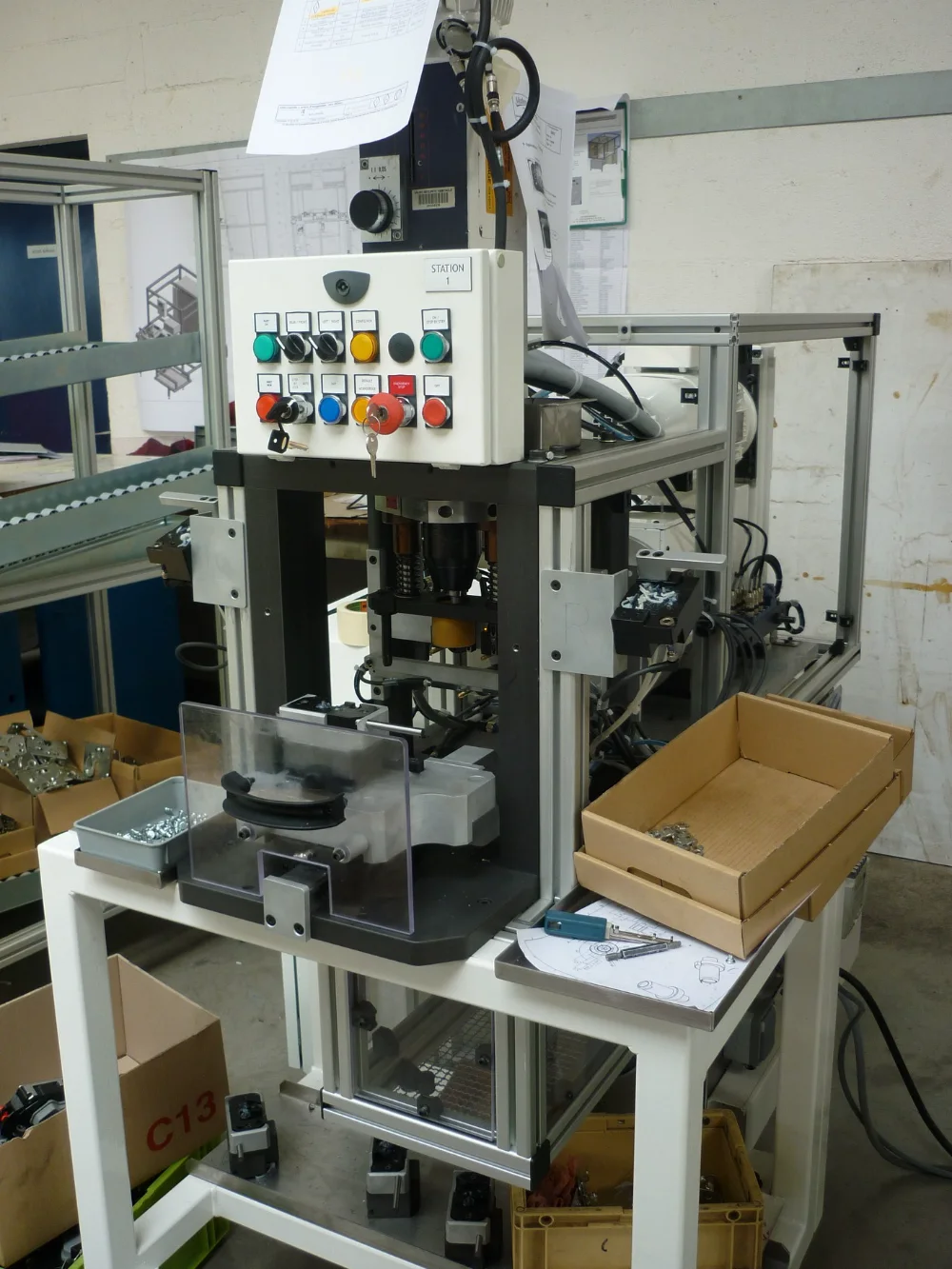 Conception de machines spéciales industrielles sur mesure 3 Poste de presse pneumatique unitaire d'une machine spéciale CIM Atlantique (station d'assemblage)