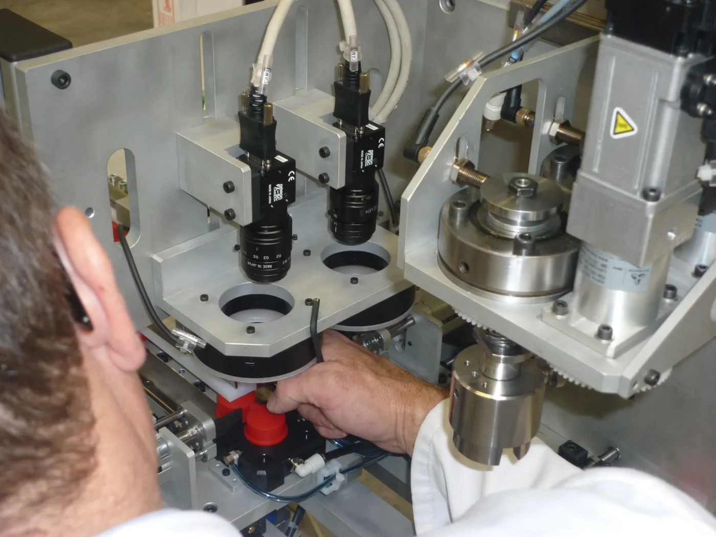 Retrofit électrique et mécanique : Modernisez vos machines avec CIM Atlantique 4 Mise au point d'une machine industrielle rétrofitée par un technicien CIM Atlantique